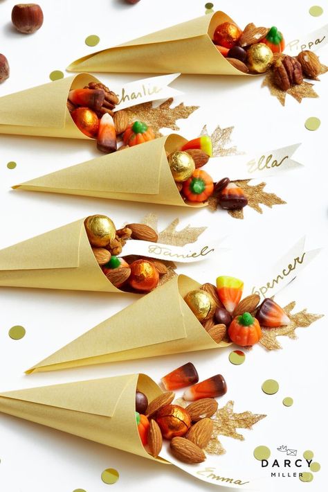 Fall Place Cards, Thanksgiving Table Favors, Thanksgiving Candy, Place Settings Thanksgiving, Thanksgiving Entertaining, Thanksgiving Favors, Thanksgiving Place Cards, Thanksgiving Decorations Diy, Diy Thanksgiving