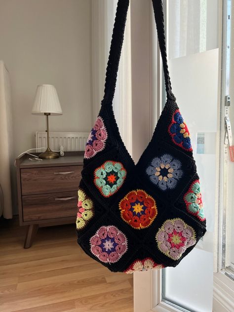 Pink Granny Square Bag, Colorful Crochet Bag, Tote Bag Crochet Pattern Free, Hawaii Crochet, Granny Square Bags, Crochet Bag Design, Hippie Crochet Patterns, Crochet Granny Square Tote Bag, Black Crochet Bag