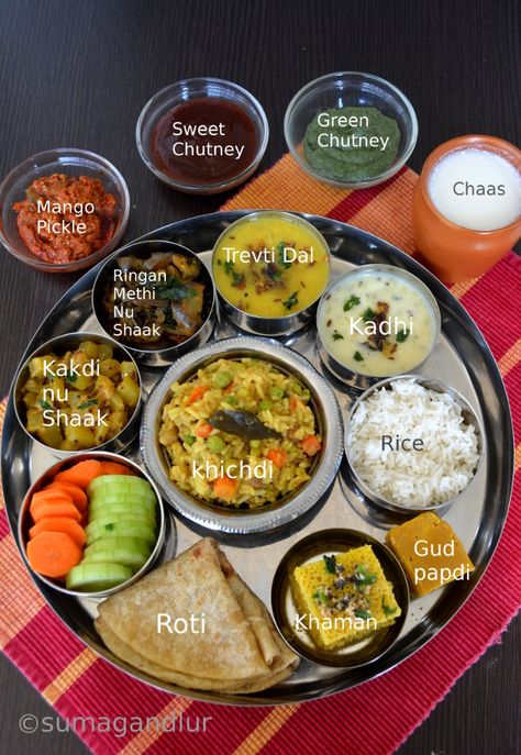 Veggie Platter: A Simple Gujarati Thaali Gujrati Thali Recipes, Kathiawadi Thali, Indian Thali Recipe, Gujrati Dishes Recipe, Veg Thali Indian, Maharashtra Culture, Thali Ideas, Food Thali, Indian Thali