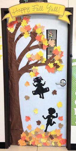 IMG_0023 Høstaktiviteter For Barn, Fall Classroom Door, Preschool Door, Decoration Creche, Fall Classroom Decorations, School Door Decorations, School Doors, Halloween Classroom, Fall Preschool