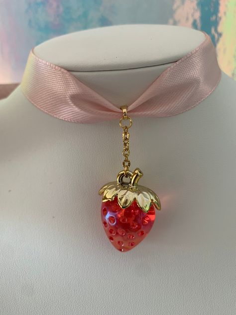 Beautiful satin ribbon choker with a strawberry pendant Length 30 cm + 8 cm extension Necklace With Ribbon, Chokers Aesthetic, Strawberry Accessories, Strawberry Style, Satin Accessories, Necklace Coquette, Accesorios Aesthetic, Strawberry Jewelry, Pink Choker