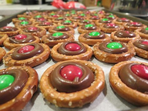 Holiday Party Recipes: Quick and Easy Reindeer Noses | White Lake-Highland, MI Patch Holiday Party Recipes, Christmas Pretzels, Holiday Treats Recipes, Reindeer Noses, Christmas Sweet Treats, Recipes Quick And Easy, Holiday Party Foods, Holiday Snacks, Christmas Thank You