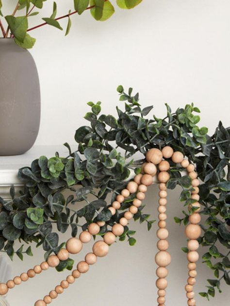 Beads on a white mantel Fireplace Decorating, Mantle Christmas, Navidad Natural, Mantel Decorating, Boho Christmas Decor, Christmas Thoughts, Christmas Decorations Garland, Eucalyptus Garland, Wooden Bead Garland