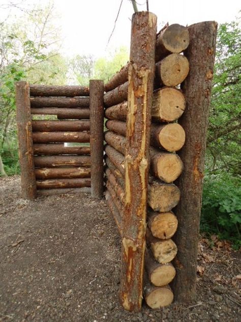 Fancy Fence, Fence Design Ideas, Supraviețuire Camping, Log Wall, Garden Fencing, Fence Design, Garden Fence, Outdoor Projects, Farm Life