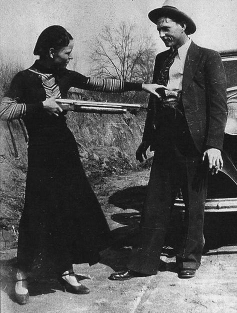 60 s | Search Results | Painted Wolf | Page 9 Bonnie Costume, Bonnie And Clyde Musical, Bonnie And Clyde Photos, Clyde Barrow, Wild West Outlaws, Colorized Historical Photos, Bonnie Und Clyde, Bonnie Parker, Bonnie And Clyde