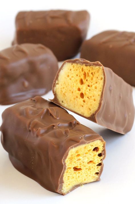 copycat Cadbury Crunchie Bars (sponge candy) Cadbury Crunchie Recipes, Crunchie Recipes, Crunchie Chocolate, Sponge Candy, Honeycomb Recipe, Honeycomb Chocolate, Cadbury Crunchie, Crunchie Bar, Honeycomb Candy