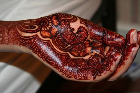 look at the gorgeous colour Simple Mehndi Patterns, How To Make Mehndi, How To Make Henna, Pakistani Mehndi Designs, Rajasthani Mehndi, Rajasthani Mehndi Designs, Pakistani Mehndi, Red Henna, Henna Stain