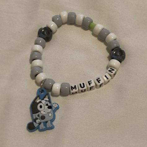 Bluey muffin Kandi beaded friendship bracelet <3 Bluey Bracelet Ideas, Character Bracelets, Bluey Muffin, Bluey And Bingo, Kandi Ideas, Bracelet Inspiration, Friendship Bracelets With Beads, Kandi Bracelets, Alvin And The Chipmunks