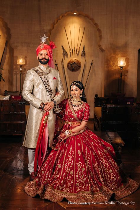 Bridal Couple Dress Indian, Groom And Bride Poses Indian, Bride And Groom Poses Ideas Indian, Wedding Outfits Indian Couple, Wedding Reception Looks Indian, Groom And Bride Wedding Outfit, Wedding Outfits Indian Bride And Groom, Indian Wedding Bride Groom, Wedding Dresses Couple Indian