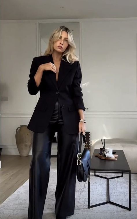 How To Style Leather Pants, Office Party Outfits, Best Fall Outfits, Blazer Outfits For Women, Leather Pants Outfit, Chique Outfits, Looks Black, Night Out Outfit, Cozy Vibes