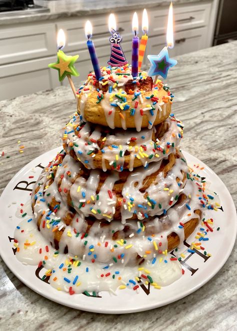 Cinnamon Roll Tower Cake, Cinnamon Roll Birthday Cake Ideas, Cinnamon Bun Birthday Cake, Birthday Breakfast Decorations, Breakfast Birthday Cake Ideas, Cinnamon Rolls Birthday, Cinnamon Rolls Birthday Cake, Breakfast Birthday Cake, Cinnamon Roll Birthday Party