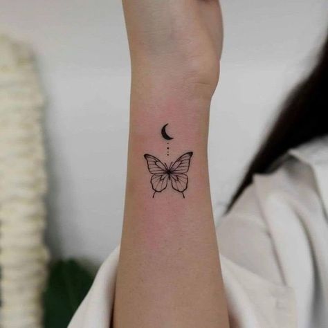 Side Wrist Tattoos, Butterfly Wrist Tattoo, Tato Henna, Hand Tattoos For Girls, Small Butterfly Tattoo, Butterfly Tattoos For Women, Petite Tattoos, Парные Тату, Small Butterfly