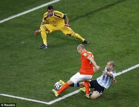 Argentina's Javier Mascherano brilliantly tackles Arjen Robben of Netherlands. Arjen Robben, Tackle Football, Word Cup, World Cup 2014, Football Boys, Fifa World Cup, Football Soccer, Fifa, World Cup