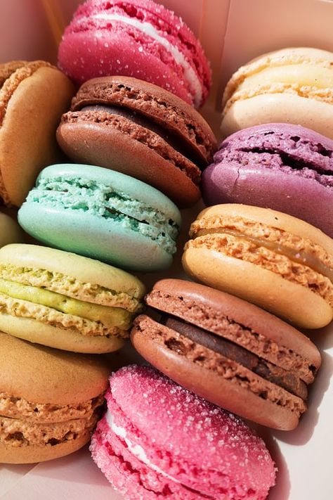 Where to Eat in Paris, France -- Where to find the BEST food in Paris -- the best restaurants, cafes, and bakery suggestions for every meal of the day! Food In France, Where To Eat In Paris, Food France, Food In Paris, Eat In Paris, Dessert Restaurants, France Food, Laduree Paris, Bakery Foods