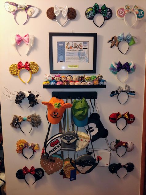 Disney Ears Display Wall, Disney Ears Display, Disney Pin Display, Disney House Ideas, Disney Themed Rooms, Casa Disney, Diy Disney Ears, Disney Diy Crafts, Disney Room Decor