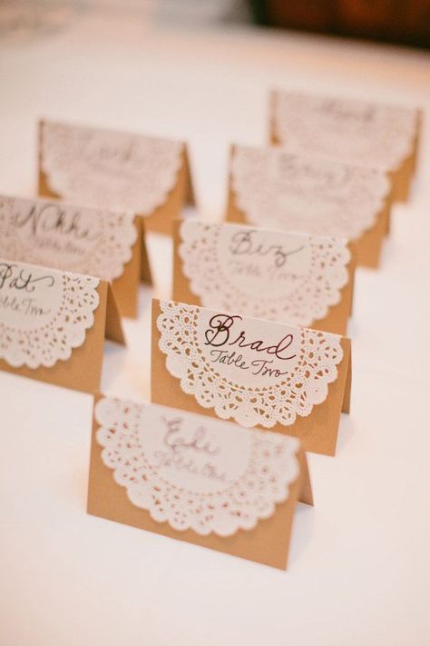 DIY place cards Burlap Party, Doily Wedding, Name Place Cards, Paper Doilies, 카드 디자인, Burlap Lace, Charleston Wedding, Wedding Places, Table Cards