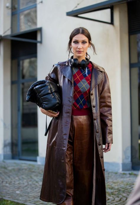 From the moto jacket to the leather trench, here are the chicest ways to style a leather jacket for the upcoming season. #leatherjacket #motojacket #jacket #fallfashion #howtowear #howtostyle #htsac #fashion #style #bellahadid #veryTandC Bella Hadid 2020, Bella Hadid Street Style, Ärmelloser Pullover, Off Duty Outfits, Faux Shearling Coat, Bella Hadid Outfits, Bella Hadid Style, Hadid Style, Leather Trench