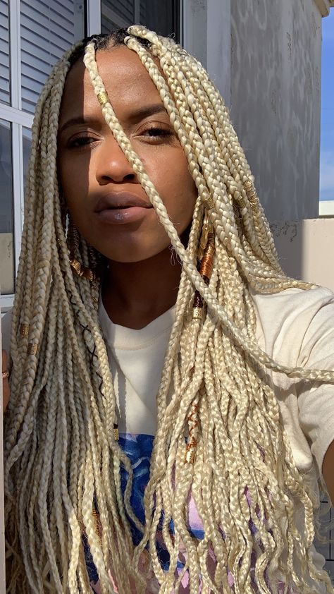 Blonde Braids Black Women Platinum, Platinum Knotless Braids, Platinum Blonde Knotless Braids, Platinum Blonde Knotless Box Braids, Platinum Blonde Braids, Platnum Blonde, Black Roots Blonde Hair, Blonde Knotless Braids, Blonde Knotless