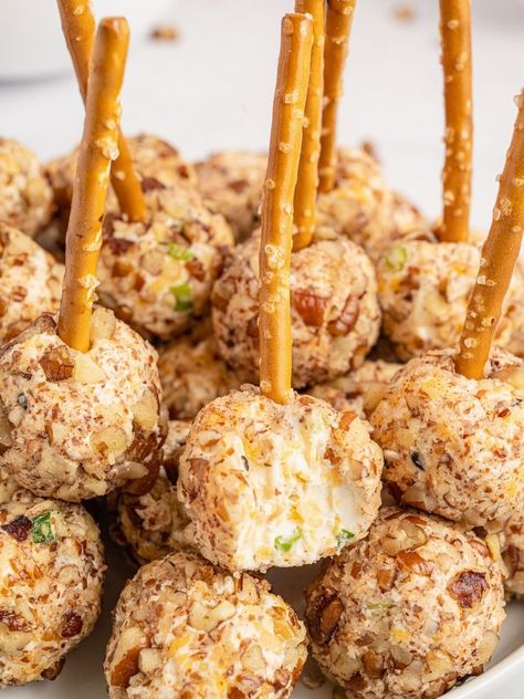 Mini Cheeseball Bites are the best bite-sized appetizer with cheese, everything bagel seasoning, pecans, and then poked with a pretzel stick. Appetizers With Pretzel Sticks, Skewer Apps, Mini Cheese Ball Bites, Cheeseball Bites, Pickle Chicken, Easy Ground Beef Stroganoff, Toffee Cheesecake, Homemade Spaghetti Sauce Easy, Chili Stew