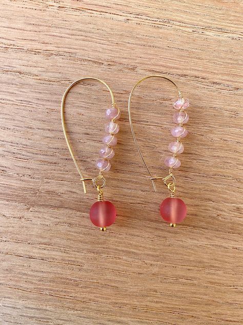 Earrings Diy Handmade, Sea Glass Beads, Engagement Mehndi Designs, Pink Sea, Handmade Jewelry Tutorials, Handmade Fashion Jewelry, Earrings Pink, Gold Wire, Wire Earrings