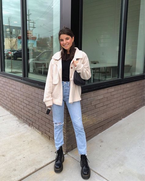 Viviane Audi sanoo Instagramissa: “Another outfit from this weekend 🖤 Super casual! . . . . #vivianewears everything is linked! True to size in jeans & boots (I wear super…” Jadon Outfit, Platform Doc Martens Outfit, Doc Martens Outfit Winter, Doc Martin Outfits, Doc Martens Outfit Fall, Viviane Audi, Platform Outfit, Platform Doc Martens, Doc Martens Outfits