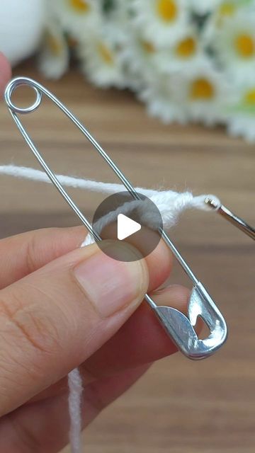 U Pin Crochet, Safety Pin Crochet, Crochet With Thread, Safety Pin Projects, Crochet Pins, Crochet Thread Projects, Yarn Projects Crochet, Useful Crochet, Finger Knitting Projects