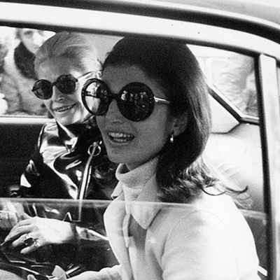 Get the Jackie Kennedy look from the 60's and 70's to block the haters. Learn about other sunglasses styles in different decades in our recent blog post.  #Sunglasses #Fashion #Style #Vintage #Round #Oversized #JackieKennedy #Women Jackie O Sunglasses, 60s Sunglasses, Jackie O's, Red And White Outfits, Sporty Sunglasses, Americana Fashion, Jackie O, Oversized Sunglasses, Southampton