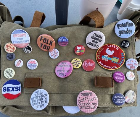 Pins On Bag Aesthetic, Cute Pins For Bags, Canvas Messenger Bag Aesthetic, Backpack Pins And Patches, Vintage Button Pins, Messenger Bag Pins, Bag Pins Ideas, Messenger Bag With Pins, Pins On Bag