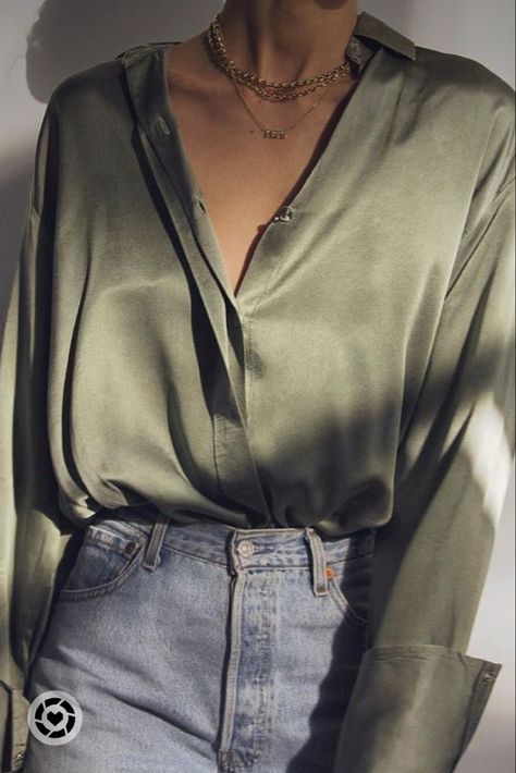 satin blouse outfit sage green Satin Shirt Outfit, Silk Blouse Outfit, Silk Shirt Outfit, Satin Blouse Outfit, Satin Bluse, Oversized Button Down Shirt, Pretty Blouses, Ținută Casual, Blouse Outfit