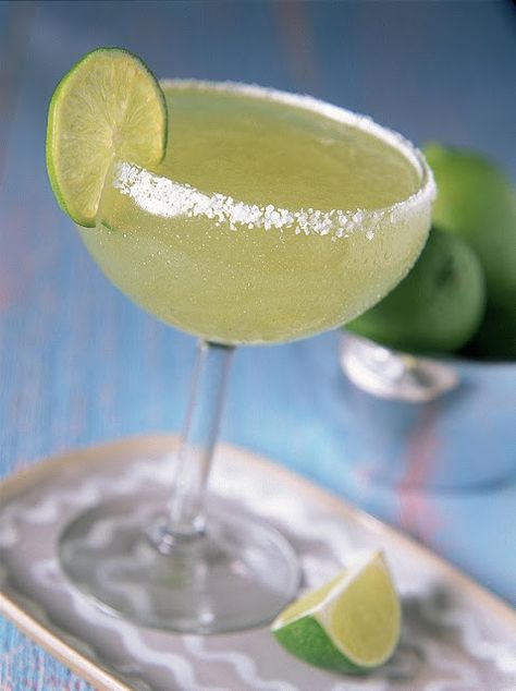 Aprenda a fazer 5 drinks famosos para sua festa - Amando Cozinhar: Receitas Fáceis e rápidas Applebees Perfect Margarita, Drinks Com Vodka, Tequila Mixed Drinks, Cucumber Margarita, Cocktail Margarita, Chili Bar, Frozen Limeade, Perfect Margarita, Lime Margarita