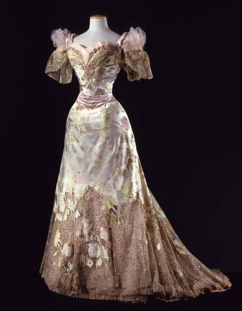 Evening dress by Jean Philippe Worth-1902 Istoria Modei, House Of Worth, 파티 드레스, Edwardian Dress, Old Dresses, Victorian Clothing, Antique Dress, Vintage Gowns, Edwardian Fashion