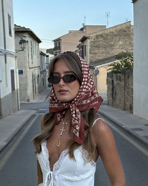 Italy Head Scarf, Hair Scarf Beach Summer Outfits, Silk Scarf Beach Outfit, Old Money Head Scarf, Scarf Beach Outfit, How To Tie Scarf On Head, Old Money Summer Aesthetic, Head Scarf Outfit, Ceo Aesthetic