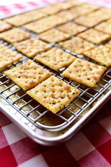 Seasoned Buttery Crackers! Perfect as a snack, with soup, or crumbled over a salad. Seasoned Saltine Crackers, Saltine Cracker Recipes, Seasoned Crackers, Ree Drummond Recipes, Crackers Recipe, Homemade Crackers, Saltine Crackers, Cracker Snacks, Cracker Recipes