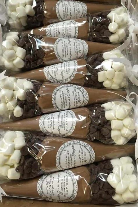 Hot chocolate favors are and ideal idea for a fall or winter wedding. Guests can take them home or get cozy at the reception. Look for more information and a buy link in the edible wedding favors section of the non-traditional favors post on MyOnlineWeddingHelp.com #WeddingFavors #WinterWedding #FallWedding #WeddingIdeas #EdibleFavors Hot Chocolate Wedding Favors, Hot Chocolate Favors, Joululahjat Diy, Chocolate Cone, Popcorn Favors, Hot Chocolate Cocoa, Săpunuri Handmade, Easter Wedding, Chocolate Wedding Favors