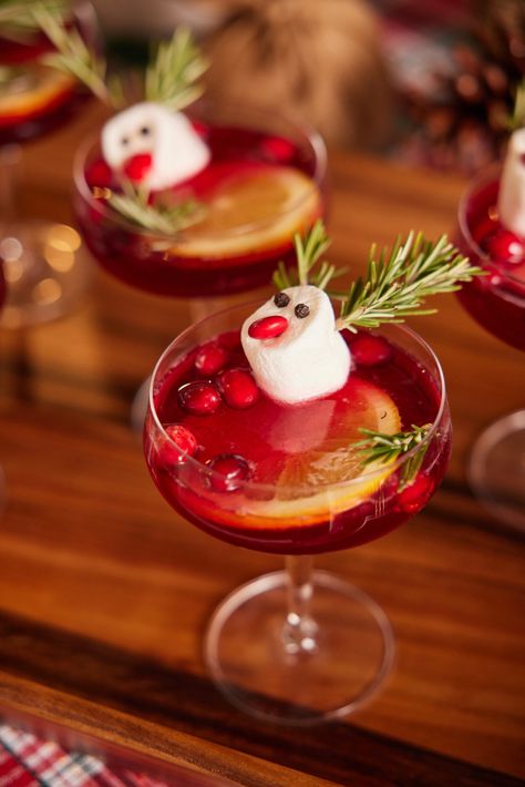 Reindeer Spritz Reindeer Drinks Christmas, Tipsy Reindeer Cocktail, Friendsmas Theme Ideas, Reindeer Cocktail, Reindeer Punch, Prosecco Cocktails Easy, Xmas Cocktails, Holiday Party Drinks, Xmas Drinks