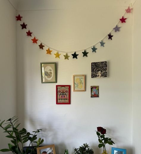 Cute Diy Garland, Bunting Decoration Ideas, Bow Garland Crochet, Diy Christmas Decor Bedroom, Crochet Star Garland Free Pattern, Diy Garland Decor, Things To Do With Felt, Crochet Room Decoration, Easy Diy Room Decor Ideas