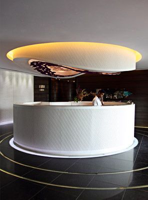 Is it possible to have something hanging from the ceiling above the reception desk? It Luxury Reception Desks, Hotel Reception Desk, Vstupná Hala, Hotel Lobby Design, Reception Desk Design, Luxury Inspiration, Lobby Reception, Reception Counter, Hotel Reception