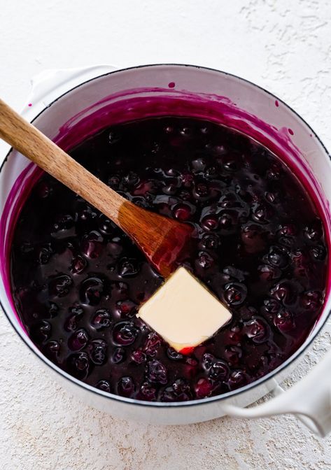 Easy Homemade Blueberry Sauce Topping Recipe - CucinaByElena Blueberry Sauce For Ice Cream, Blueberry Sauce For Waffles, Blueberry Reduction Sauce, Blueberry Sauce For Meat, Blueberry Sauce Easy, Blueberries Sauce, Diy Dressings, Blueberry Reduction, Blueberry Sauce Recipe