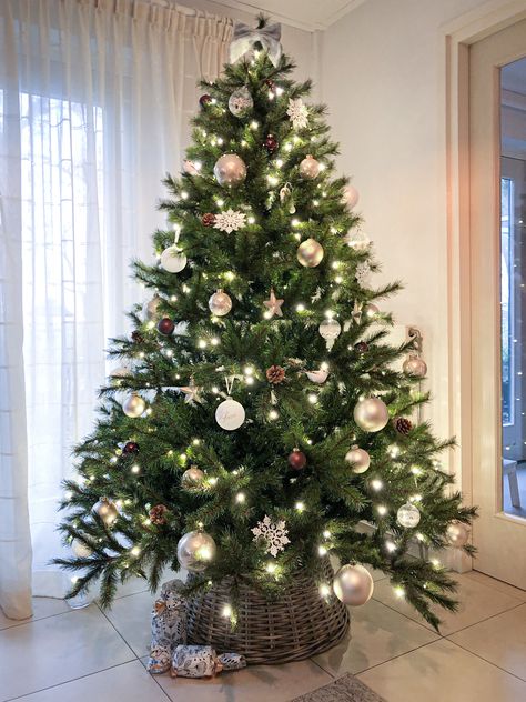 Landelijke kerstboom • 2021 Beige Christmas Tree, Beige Christmas, Christmas Tree Decorating Themes, Tree Decorating, Decorating Themes, Christmas Gift Decorations, Christmas Tree Decoration, Christmas 2024, Tree Decoration