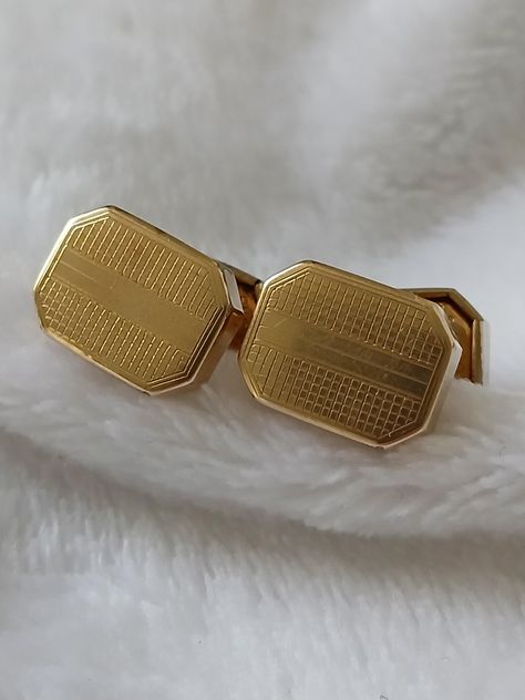 Vintage Art Deco 1930s gold tone retractable chain cufflinks. They have an octagon rectangular shape and are double sided. The cufflinks are stamped Made in England and foreign with a Pat no. ending in 6063, the front part of the number is obscured by the casing. Good condition, age related wear commensurate with age. Supplied in a gift bag. All my items are vintage so may show normal signs of previous wear as they have been preloved before.