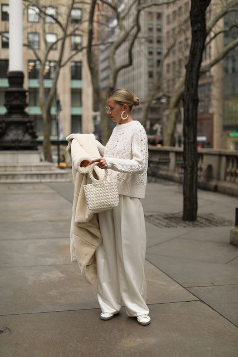 PEARLY WHITES // | Atlantic-Pacific Vinter Mode Outfits, Winter White Outfit, Blair Eadie, Fall Fashion Coats, Elegante Y Chic, Atlantic Pacific, Pearl Accessories, Outfit Invierno, All White Outfit