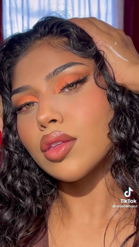 Make-up Orange Theme Makeup, Euphoria Makeup Orange, Orange Red Makeup Eye Shadows, Orange Blossom Makeup Look, Orange Hoco Makeup, Orange Inspired Makeup, Orange Rave Makeup, Sunset Makeup Looks Step By Step, Orange Eye Makeup Looks