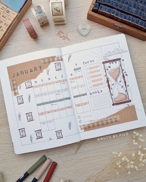 Filo bullet journal & reading journal on Instagram: "January monthly calendar. I don't like the left page but I like the right page 😁 ❔How is 2023 starting for you? We spent 3 wise kings outside of Madrid and on monday I found a 2nd hand shop that sells books for 1€, so it's a very good start! 🖌️My supplies for this theme: affiliate links in bio @your.bujo notebook 10% off code BUJOBYFILO10 @stationerypal washi tape 12% discount code FILO 🎥 Plan with me & reading vlogs on YT ⏳Wallpaper in hig Bujo Monthly Spread, January Reading, Tape Reading, Habit Tracker Bullet Journal, Bullet Planner, Bullet Journal Weekly Spread, Plan With Me, Bujo Inspiration, Reading Journal