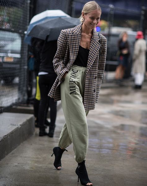 Thanks to the YEEZY effect, khaki sweatpants have been a serious style option for a good few years now. And how good do they look with an oversized blazer, a low-cut top and sock boots? This one might even get a night on the town once February comes. We're in love. Blazer Street Style, Elegantes Outfit Frau, Nyc Style, Joggers Outfit, Blazer Outfit, Looks Street Style, Cooler Look, Sport Chic, Elegantes Outfit