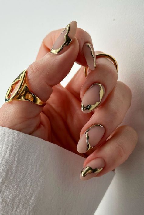 New Year's Nails: 30 Unbelievably Glam Ideas to Rock Your Party! Goddess Nail Art, Matte Acrylic Nails, Acrylic Nails Stiletto, Esthetics Room, Kutek Disney, Nagellack Trends, Smink Inspiration, Gold Nail, Nail Art Set