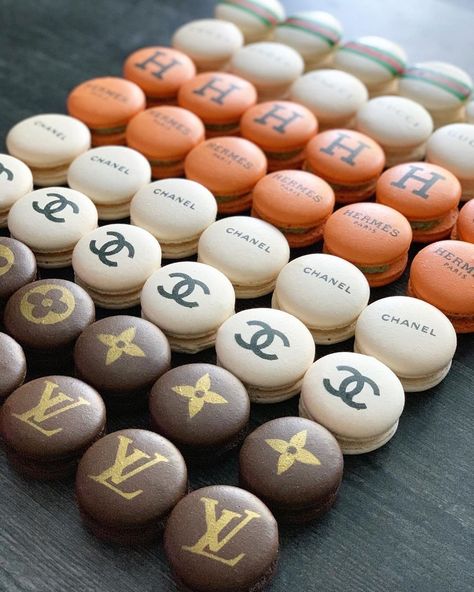 Macarons For Wedding, Macaron Store, Birthday Macarons, Snack Photography, Themed Macarons, Party Macarons, Gold Macarons, Decoration Patisserie, Vision Board Party