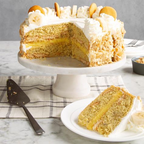 Banana Pudding Cake Derby Desserts, Pudding Layer Cake, Kentucky Derby Desserts, Traditional Easter Desserts, Easy Banana Pudding, Banana Cream Pudding, Easter Cake Recipes, Banana Pudding Cake, Torte Cupcake