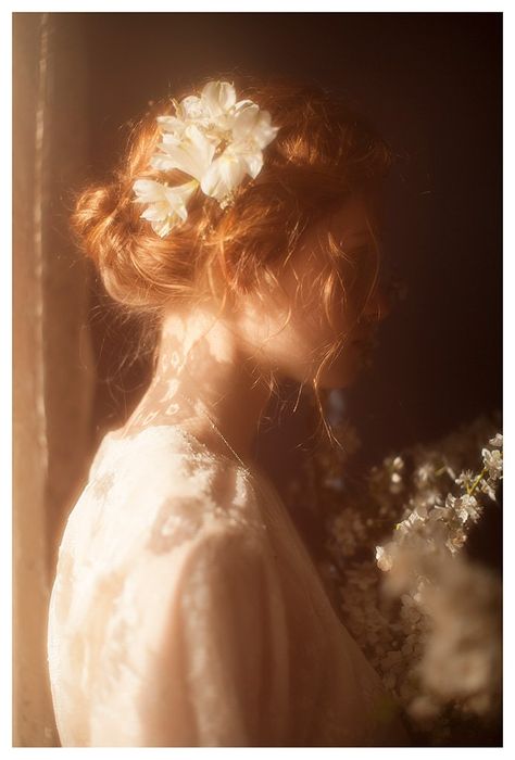 Royalty Core, Royal Core, Istoria Artei, Romantic Academia, Foto Portrait, Fotografi Digital, Ethereal Aesthetic, Flowers In Her Hair, Fotografi Vintage