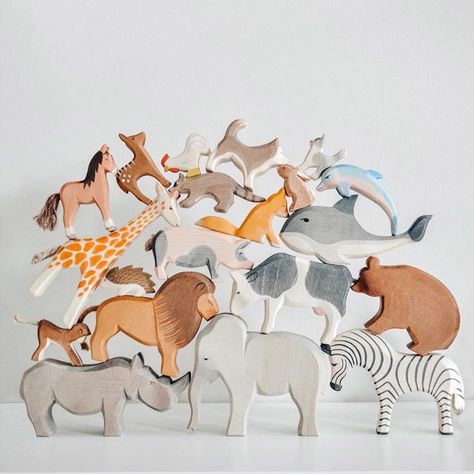 This Montessori Wooden Animal Figures set includes 28 handcrafted animal toys made of natural wood. This open-ended play toy is perfect for children to learn about different animals, their names, and features. These wooden toys are great for imaginative play, storytelling, and developing fine motor skills. Benefits: Ma Rock Bed, Animal Learning, Baby Montessori, Rainbow Blocks, Wooden Rocking Chairs, Open Ended Play, Wood Animal, Animal Toys, Wooden Animals