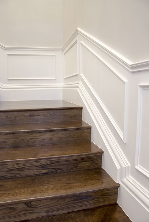 Wallpaper Foyer, Stair Moulding, Staircase Molding, Hamptons Style Interior, Hampton Style Home, Stairs Trim, Hamptons Style Decor, Stair Paneling, Hamptons Style Homes